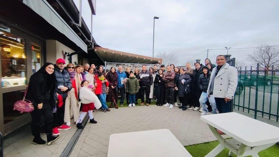 Grupo familiar reunido al aire libre